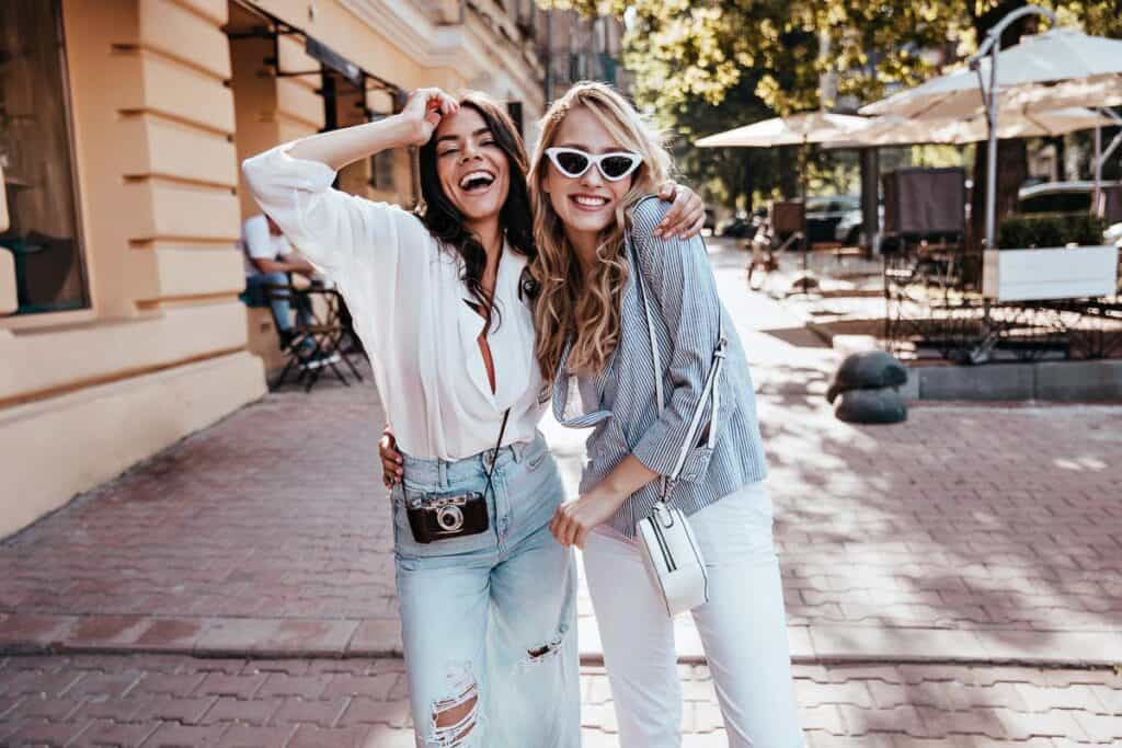 The Best Travel Outfits for Women: The Ultimate Guide to Looking Cute While  Staying Comfy